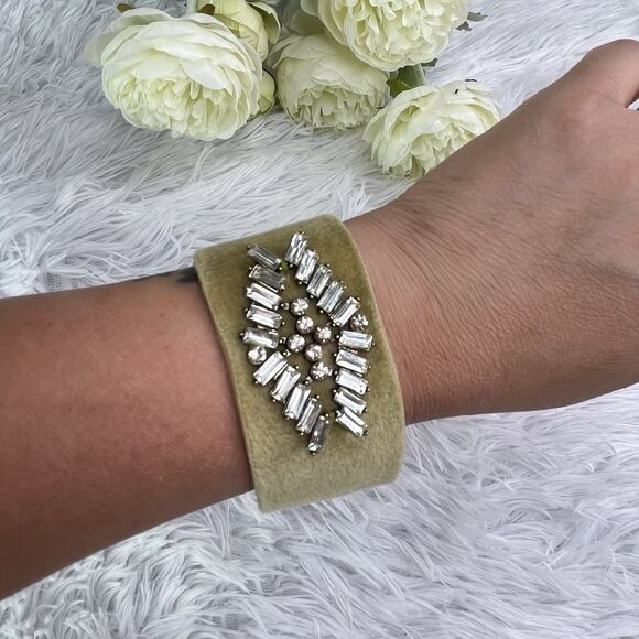 Plunder Design Fashion Jewelry Page Velvet Crystal Embellished Magnet Bracelet - Picture 2 of 5